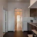 2 Bedroom With Great Transport Links To The Heart Of Apartman