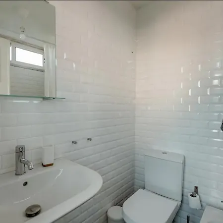 아파트 2 Bedroom With Great Transport Links To The Heart Of *