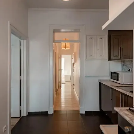 2 Bedroom With Great Transport Links To The Heart Of 아파트