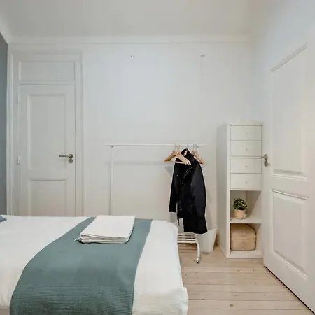 公寓 2 Bedroom With Great Transport Links To The Heart Of *