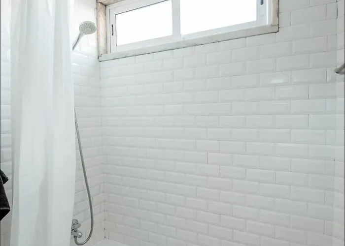 2 Bedroom With Great Transport Links To The Heart Of * Lisboa