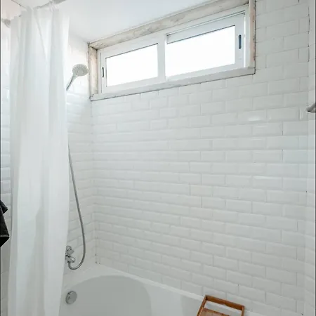 2 Bedroom With Great Transport Links To The Heart Of * Lissabon